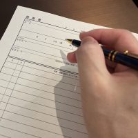 履歴書とペン